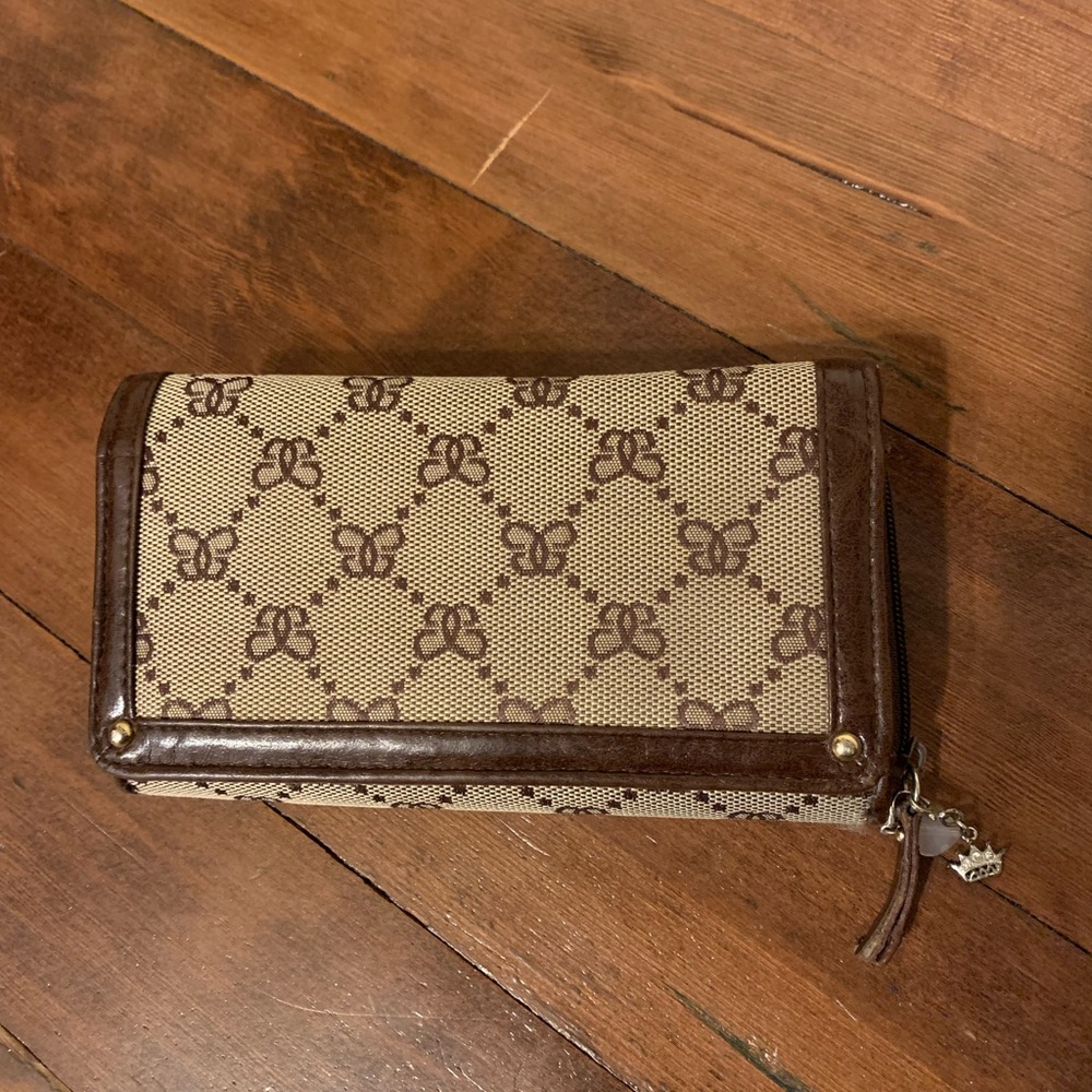Women’s multi section wallet
